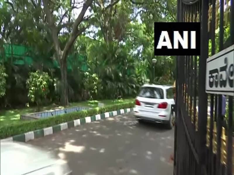 Rebel Cong MLA Nagaraj meets Siddaramaiah