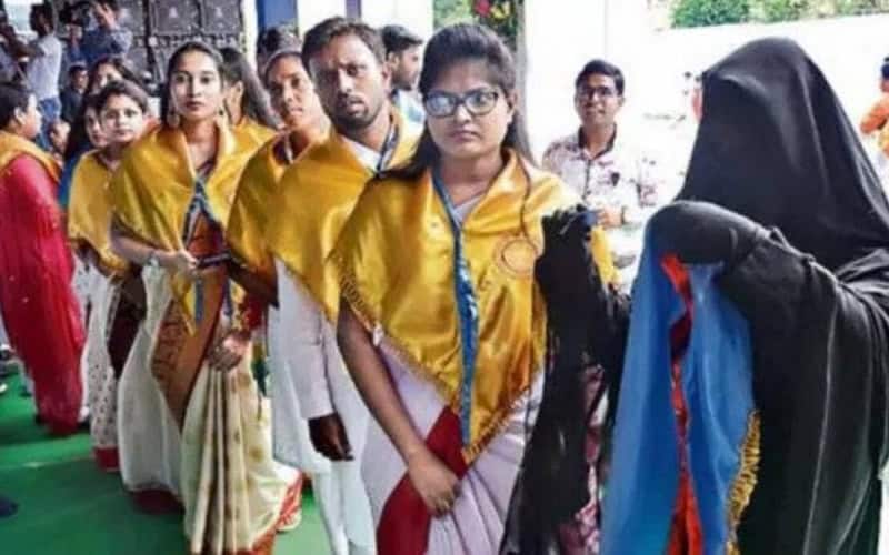 College topper denied degree over burqa at graduation ceremony
