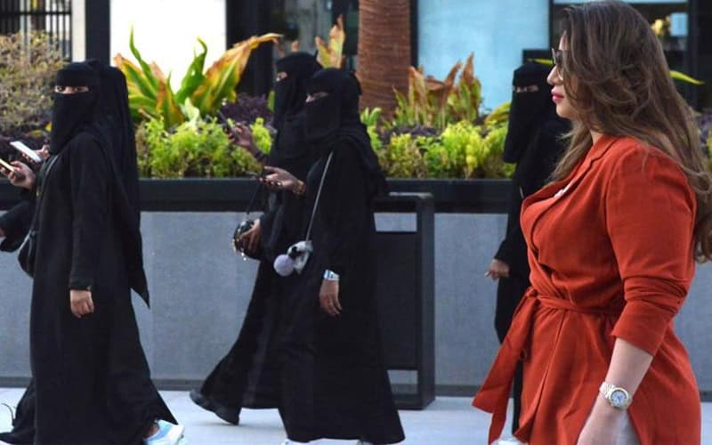 Saudi woman turns heads as she walks through mall without abaya
