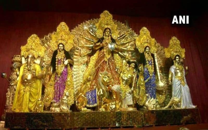 WB: Durga idol made of 50kg gold installed at pandal in Kolkata