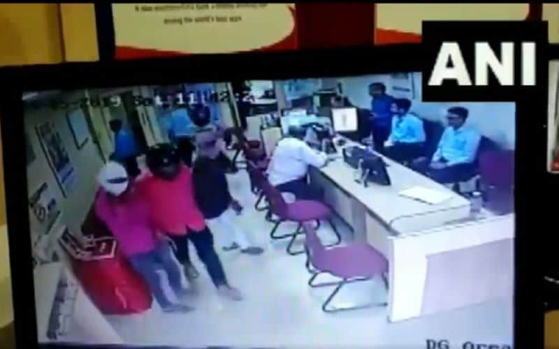 Bihar: Six people rob over Rs 8 lakh from bank in Muzaffarpur