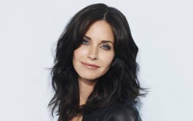 Courteney Cox flaunts her piano skills