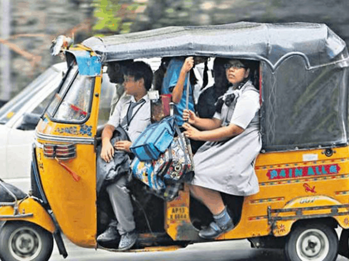 Over 1000 auto drivers booked for violating traffic rules