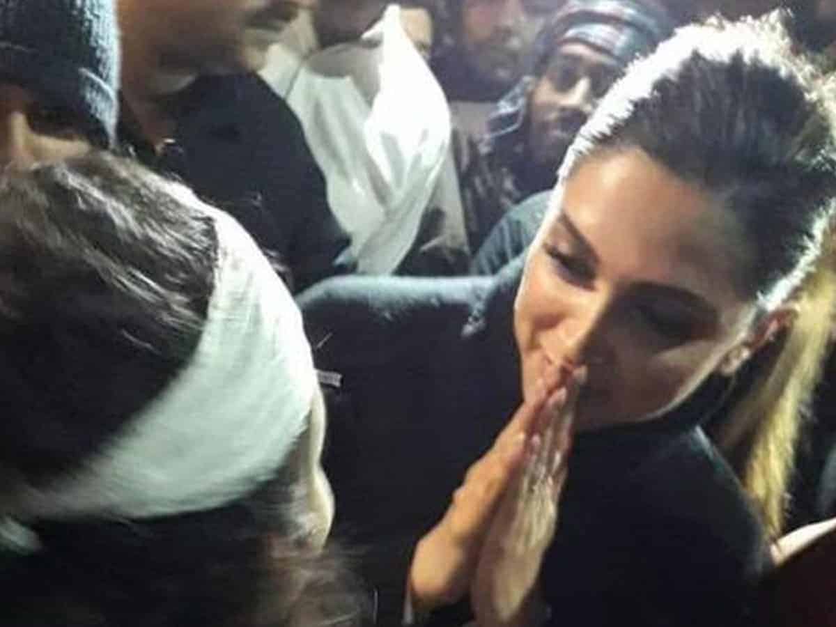 B'wood personalities rally in Deepika's favour