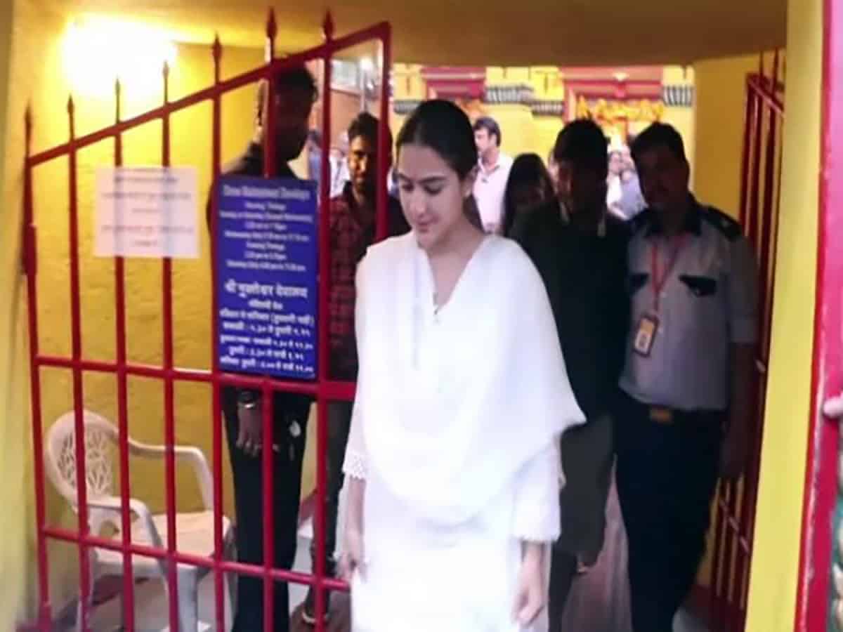Sara Ali Khan seeks blessings from Shani Dev with mother Amrita Singh