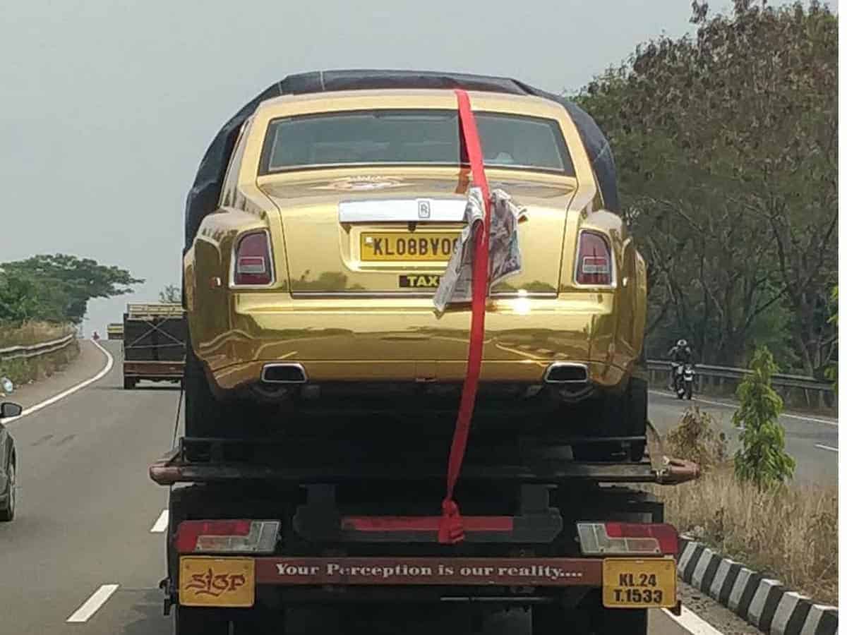 Gold Rolls-Royce cab leaves netizens in splits