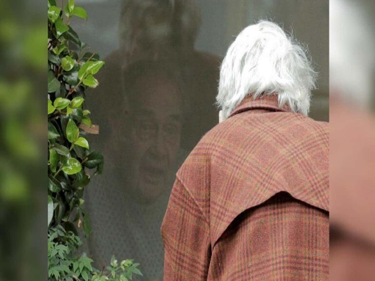 89-yr-old talks to wife through a glass window. Photo: Reuters Instagram