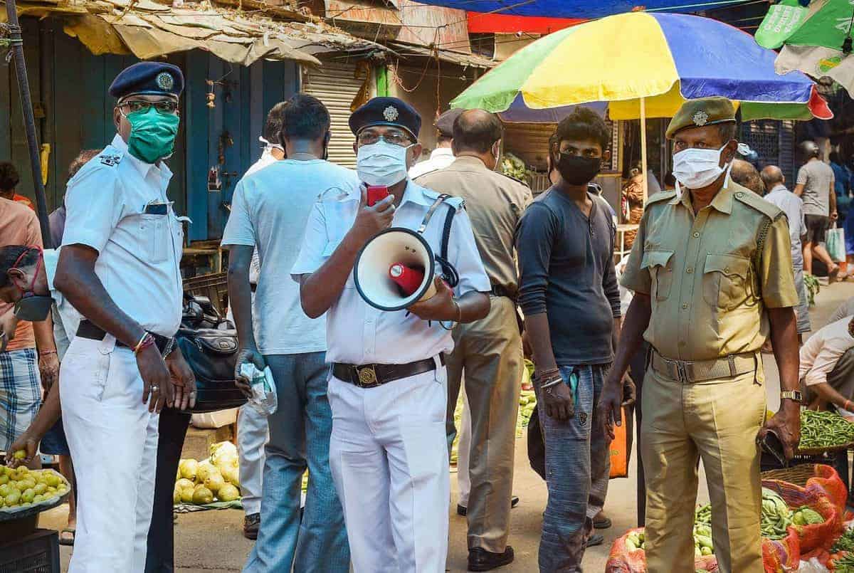 Kolkata cops croon 'We shall overcome' to cheer up citizens