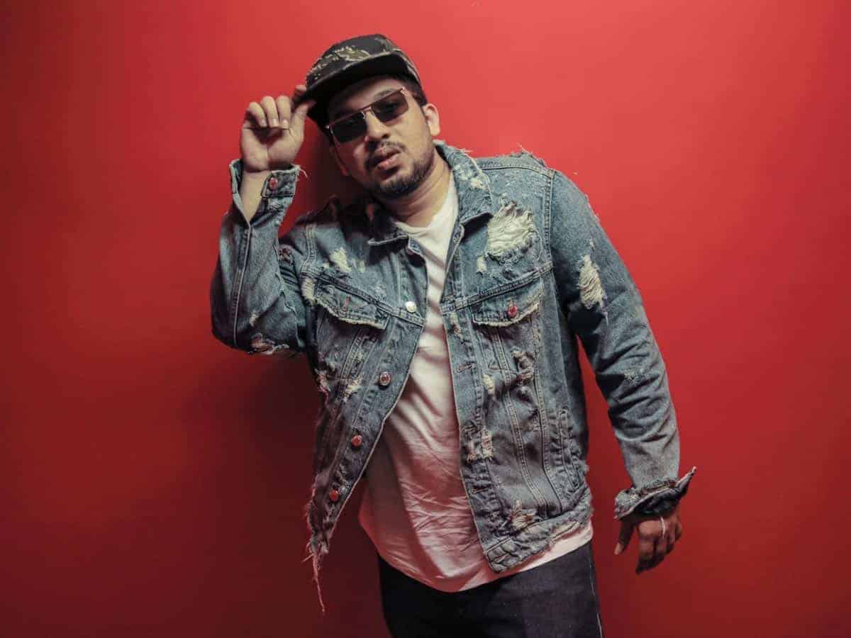 Rapper Naezy urges people to stay indoors with 'Khamakha' video