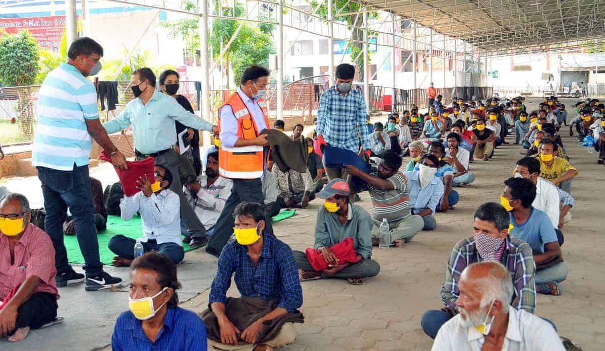 Hyderabad mayor gives food and blankets to poor