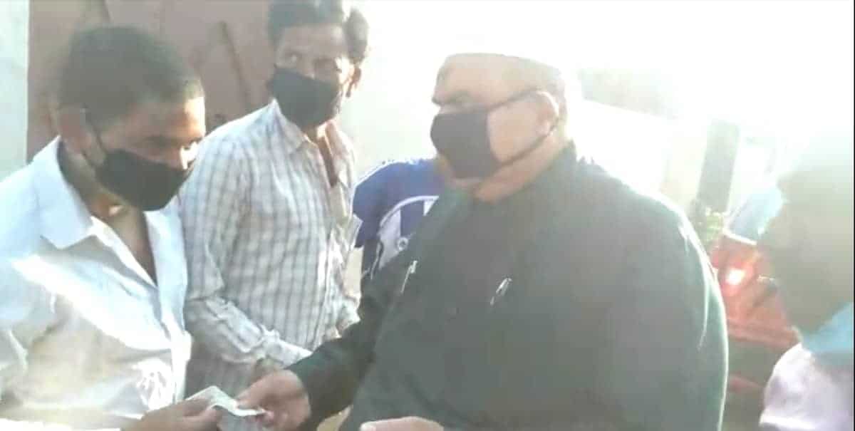 FD Khan & Co donates Rs. 500 each to lockdown-hit poor