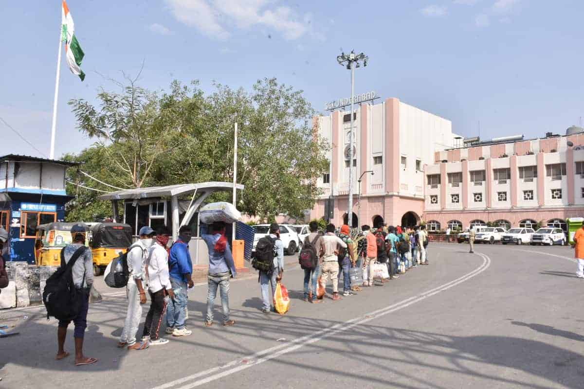 Desperate to go home, migrant laborers carrying bags and weight on them from Hyderabad wait in long queue to board Sharmik special train which will take them to their native places. Photo: Mohammed Hussain