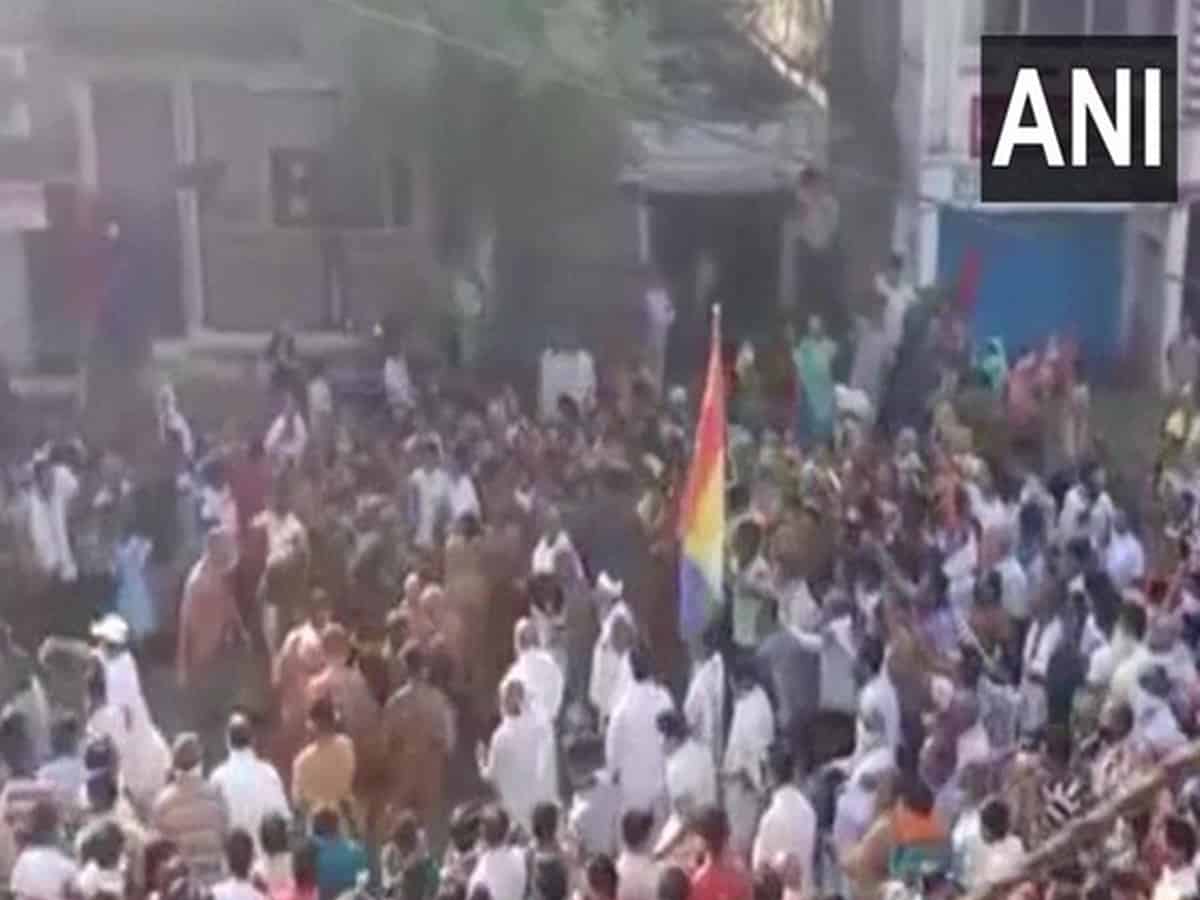 MP: Defying social distancing; crowd gathers to greek monk