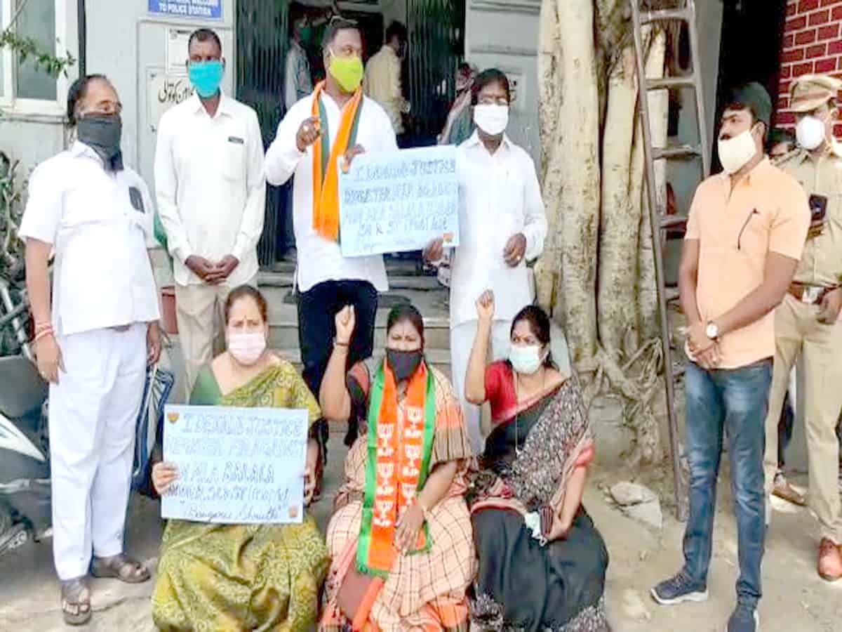 Demanding FIR against AIMIM MLA, BJP leaders stage protest at PS