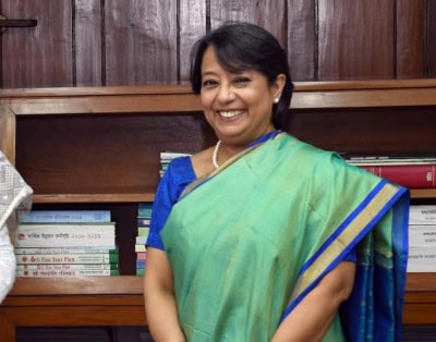 Indian High Commissioner hands over two buses to B'desh school