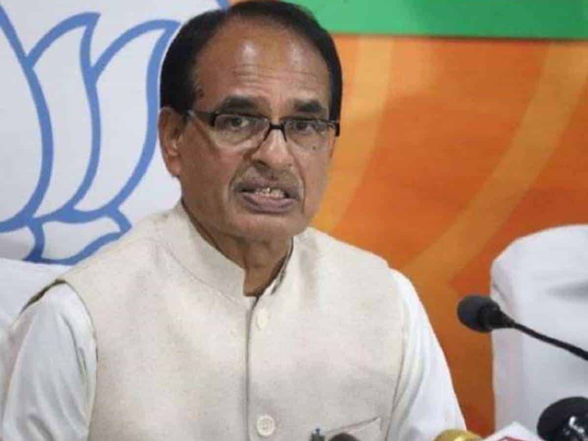 Shivraj leads by example, washes clothes himself in hospital