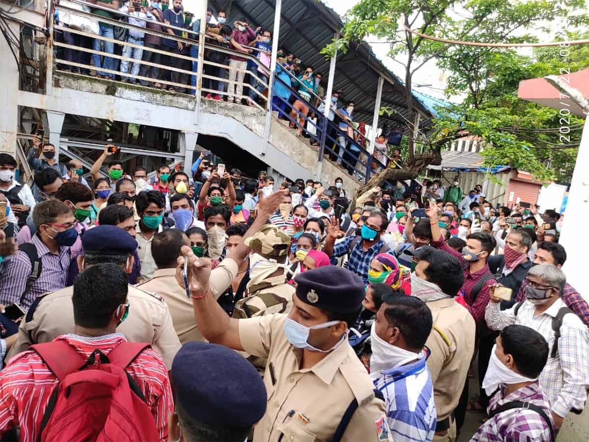 Stranded Maha commuters block trains, extra buses deployed (Ld)