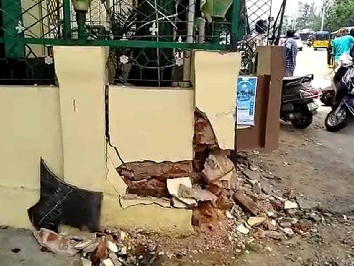 Dargah Hafeez Ali at Basheerbagh hit by drunken driver, walls damaged