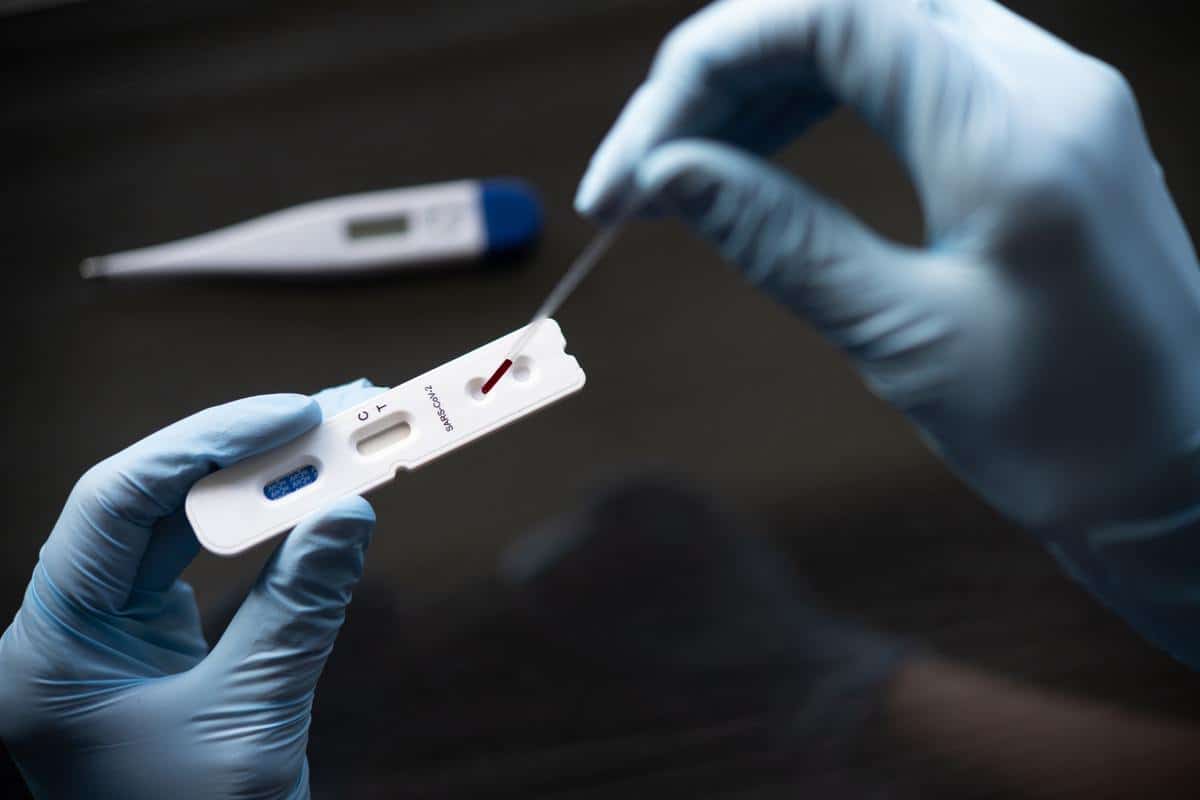 Doctor testing using the rapid test device for COVID-19
