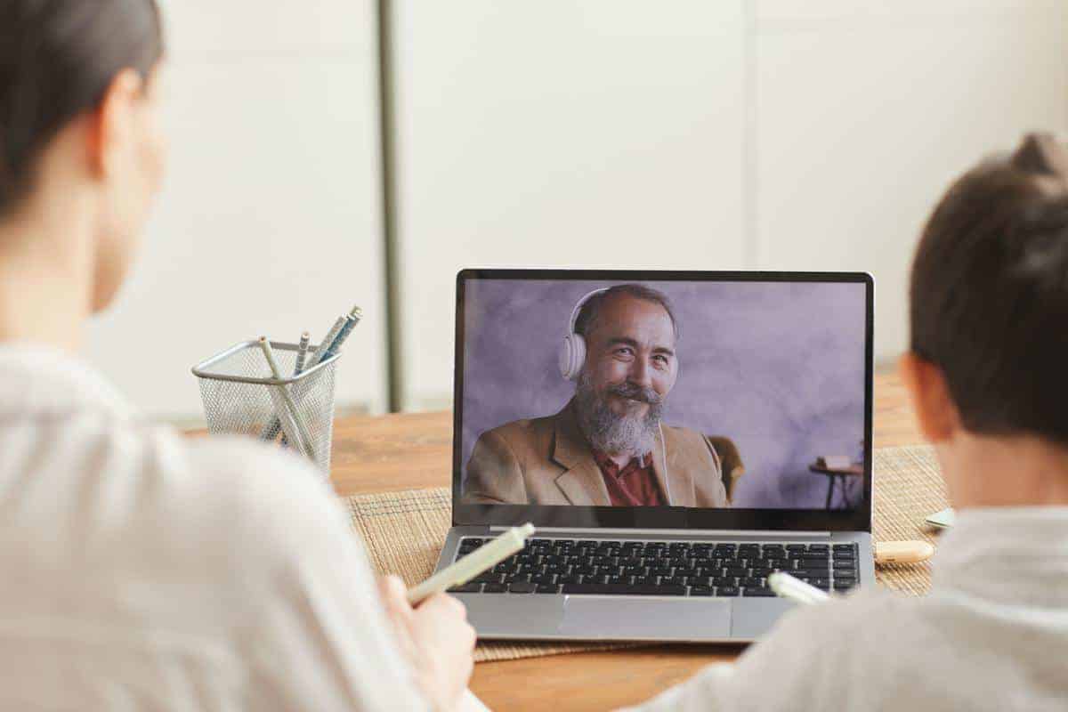 Family Watching Online Class