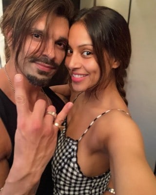 Bipasha loves Karan's new art work, a portrait of Ganesha