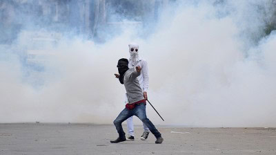 Clashes after police stop Muharram processions in Srinagar