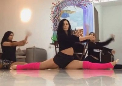 Elli AvrRam does the full split in her new post