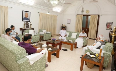 Fire in Kerala Secretariat, Congress-led UDF meets Governor (Ld)