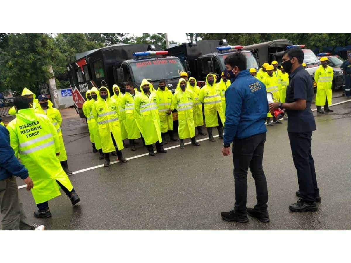 Rains in Hyderabad, DRF staff Monsoon Emergency wings in action to clear roads