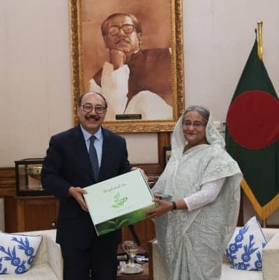 Shringla meets B'desh PM, mulls road map on bilateral ties (Ld)