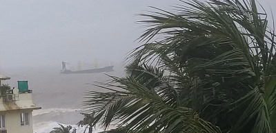 St Kitts-flagged cargo ship escapes accident off Mumbai (Lead)