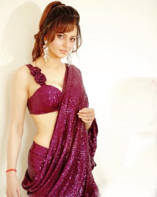 Urvashi Rautela sizzles in sari