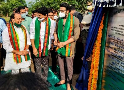 Actor Prabhas adopts reserve forest near Hyderabad (Ld)