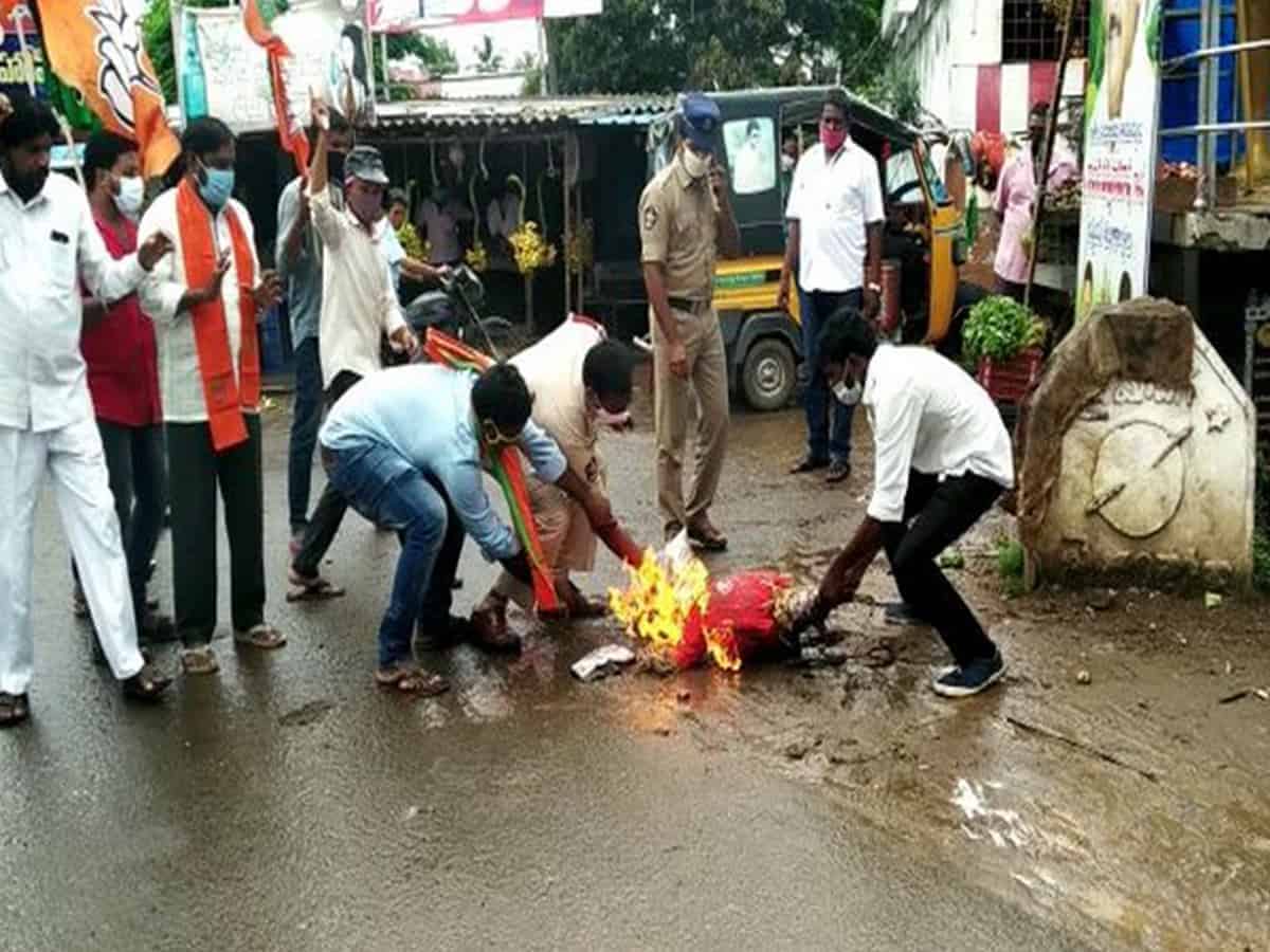 BJP workers burn effigy of Civil Supplies minister after remarks on temple attacks