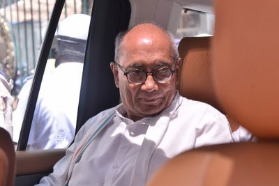 Center broke people's backbone in unorganised sector: Digvijaya Singh