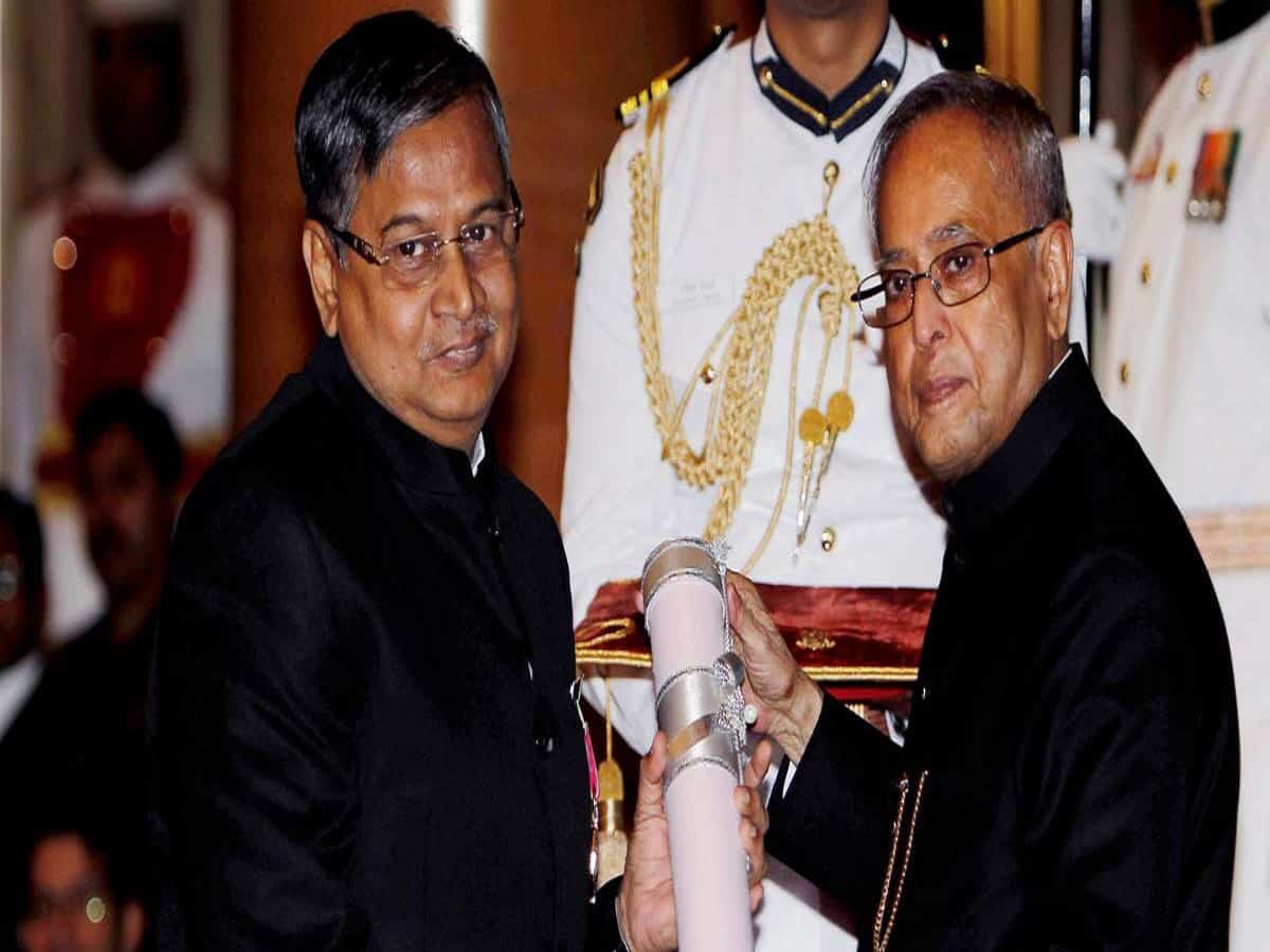 Sekhar Basu receiving Padma Shri from late Pranab Mukherjee