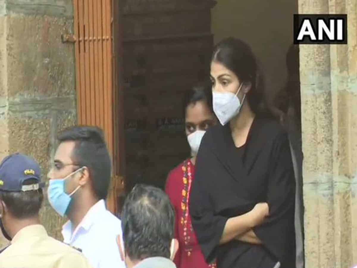 Rhea Chakraborty, Showik move Bombay HC seeking bail in drug case related to Sushant's death