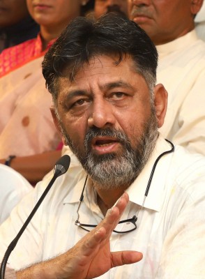 B'luru riots: K'taka Cong president nudges Akhanda to fall in line