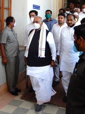 Cong leader Kharge slams Modi over farm laws
