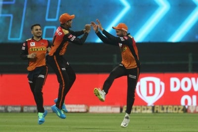 Holder takes 3 on return as SRH restrict RR to 154/6