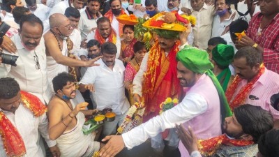 Hyderabad Mayor, Deputy offers prayers to calm Musi River