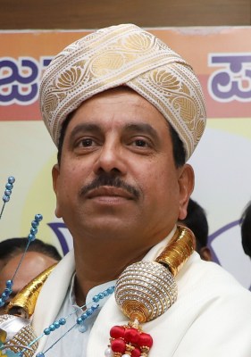 K'taka BJP needs full majority to pass crucial bills: Union ministers