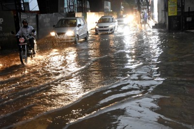 K'taka floods: Dy CM breaks down over inability to visit home district