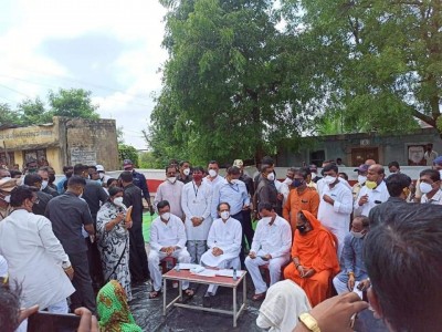 Maha leaders take stock of floods which claimed 48 lives