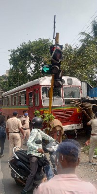 Mumbai BEST driver suffers heart attack at wheels, no casualties