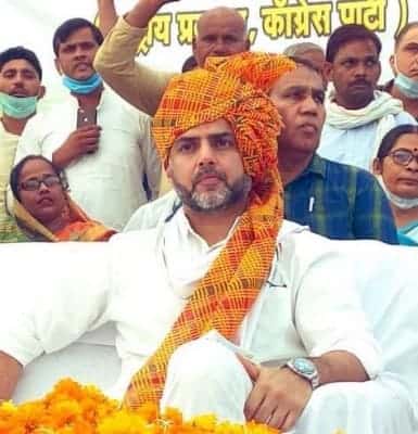 Pilot's bearded look on campaign trail creates a buzz on social media