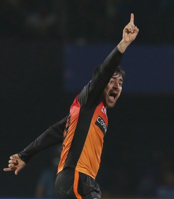 Some fun as Rashid imitates Muralitharan's bowling action