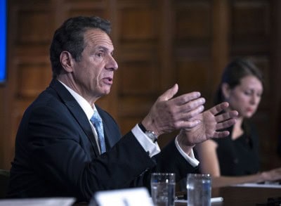 US governors urge president to hold meeting on COVID-19 vaccination program