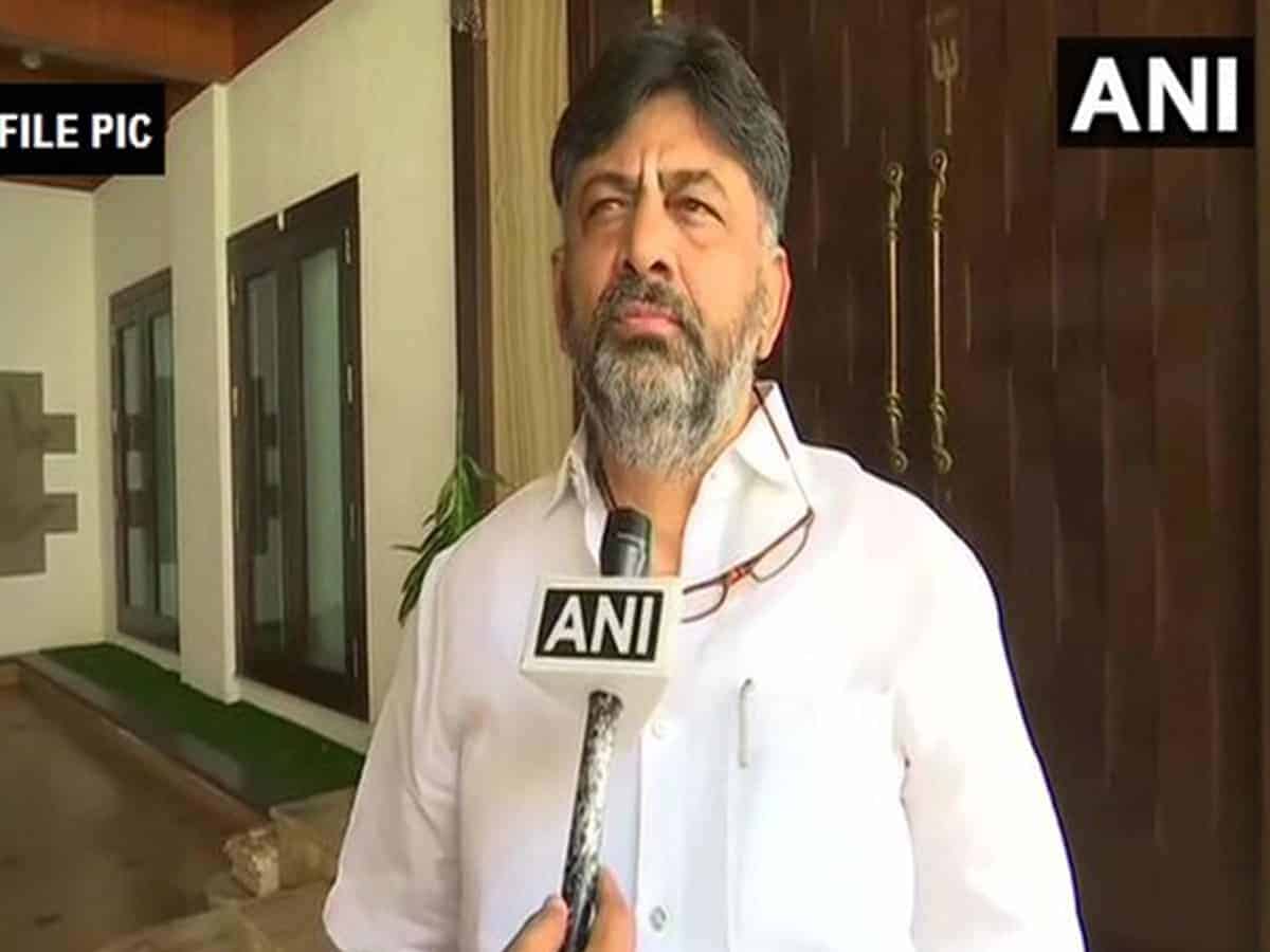 CBI raids Karnataka Cong chief DKS' house, recovers 50 lakhs