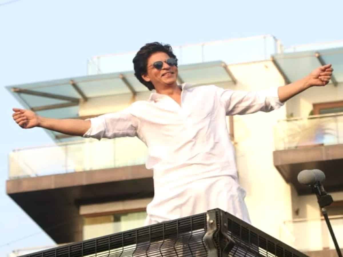 SRK's epic reply to a fan who asked him if he plans to sell Mannat